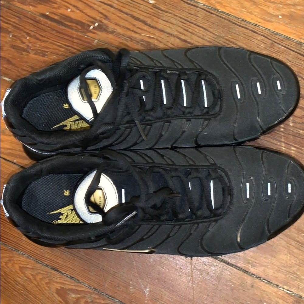 Nike air max black and gold